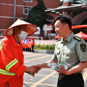 助力高考，阜城環(huán)衛(wèi)工人在行動