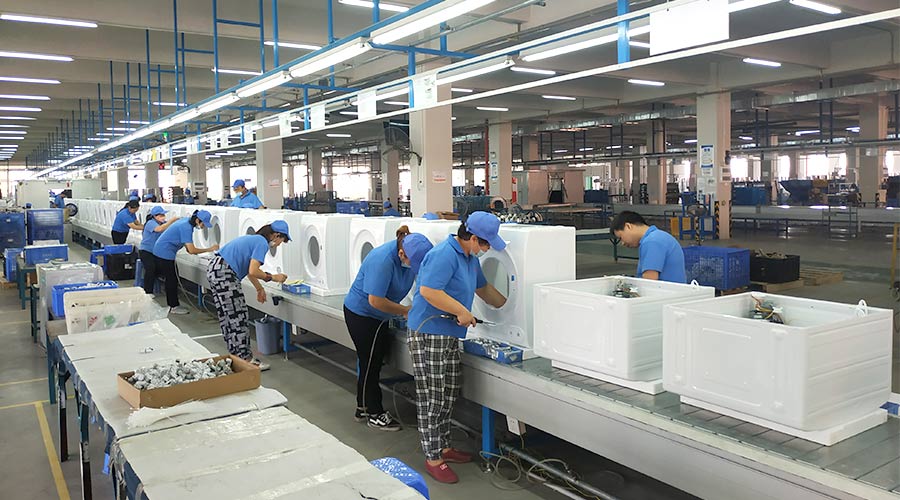 高效率！員工們忙碌地開展巴西客戶的衣物烘干機(jī)生產(chǎn)工作