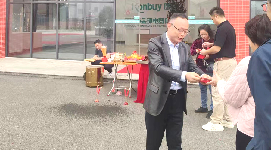 開工好兆頭！金環(huán)電器為全體員工發(fā)放紅包福利！