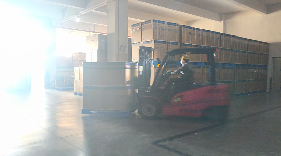 倉庫繁忙，每日多條柜滾筒干衣機(jī)發(fā)往全球